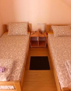 - une chambre avec 2 lits et une table de nuit dans l'établissement Sobe Spaske, à Čačak