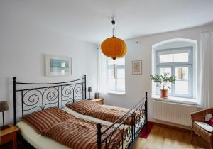 1 Schlafzimmer mit 2 Betten und einem Fenster in der Unterkunft Ferienwohnung Priessnitz in Dresden