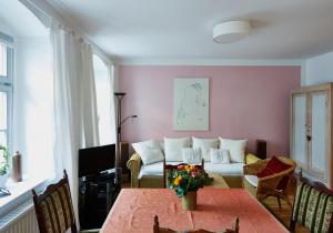 ein Wohnzimmer mit einem Sofa und einem Tisch in der Unterkunft Ferienwohnung Priessnitz in Dresden