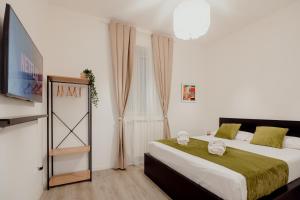een slaapkamer met 2 bedden en een flatscreen-tv bij La Bottega dei Sogni in Trieste