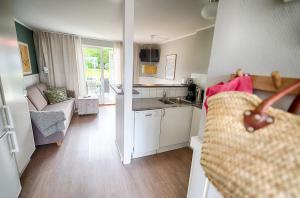 uma cozinha e sala de estar com um sofá e uma mesa em Apelviken Lägenhetshotell em Varberg