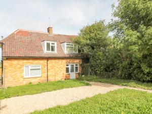 an image of a brick house at 38 Clyffe Pypard in Swindon