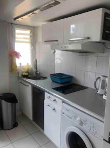a kitchen with a washing machine and a sink at Chez Marie - 4p - Proche Paris - Metro 8 in Maisons-Alfort