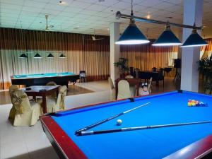 una sala de billar con mesa y mesas en Oasis Ayurveda resort en Wadduwa