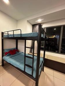 2 Etagenbetten in einem Zimmer mit Fenster in der Unterkunft Damen Suite (A) Sunway Subang by DW in Subang Jaya