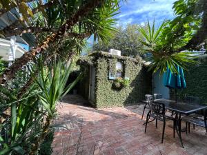 een patio met een tafel, stoelen en planten bij Studio Apartment Antonine in New Orleans