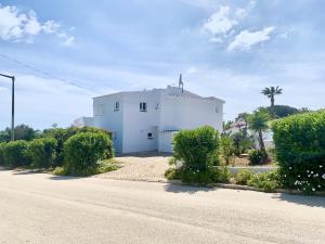 a white building on the side of a road at Casa Katarina in Luz