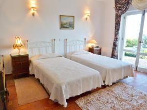a bedroom with two beds and a window at Casa Katarina in Luz