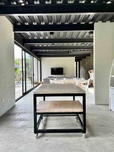 Habitación con mesa y comedor. en Casa Aurora (completamente nueva) en Tepoztlán