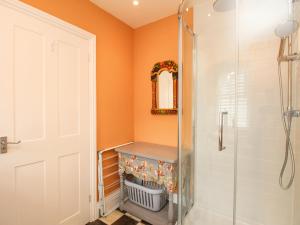 une salle de bain avec douche et porte vitrée dans l'établissement The Corner House, à Weymouth 31 autres photos