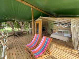 阿爾科巴薩的住宿－Parque dos Monges，帐篷内带2把椅子和1张床的甲板