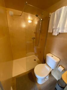阿爾科巴薩的住宿－Parque dos Monges，浴室配有白色卫生间和淋浴。
