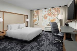 Pokój hotelowy z łóżkiem, biurkiem i krzesłem w obiekcie Fairfield Inn & Suites Nashville Near Vanderbilt w mieście Nashville