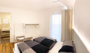 Postel nebo postele na pokoji v ubytování LUNALO' DOLOMITI eco design apartment