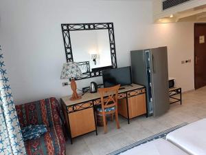 Cette chambre comprend un bureau avec un ordinateur et un miroir. dans l'établissement Camera Aqua marin centralissima, à Charm el-Cheikh
