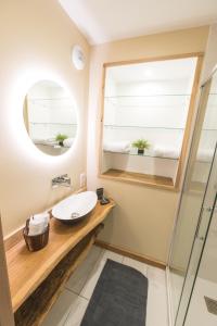 ein Badezimmer mit Waschbecken und Fenster in der Unterkunft Le Milan Royal - Montmin in Montmin + 28 Fotos