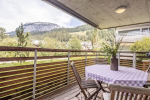 a table and chairs on a balcony with a view at 10min zu den Bergbahnen Tiefgarage & Wifi inkl. Bergsicht & Ruhe 
