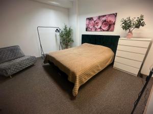 Postel nebo postele na pokoji v ubytování KOHT apartment