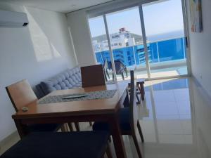 Un comedor con una mesa con una computadora portátil encima. en Reserva Del Mar torre 4, piso 17, en Santa Marta