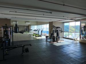 un gimnasio con una gran habitación con una gran ventana en Reserva Del Mar torre 4, piso 17, en Santa Marta