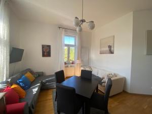sala de estar con sofá y mesa en Vienna ApartmentP in City, en Viena