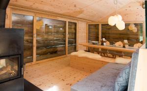 ein Wohnzimmer mit einem Kamin und einem Tisch in der Unterkunft Mountain Cabin Got Spess Lenzerheide in Obervaz