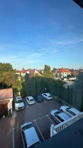 een uitzicht op een parkeerplaats met geparkeerde auto's bij Lezzet Hotel & Turkish Restaurant in Warschau