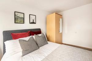 - une chambre dotée d'un lit avec trois oreillers dans l'établissement 2 BDR - Entire Flat - Central London, à Londres