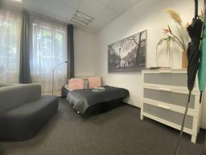 uma sala de estar com uma cadeira e um repousa-pés em Apartment Leipzig Zentrum mit Tiefgarage em Leipzig