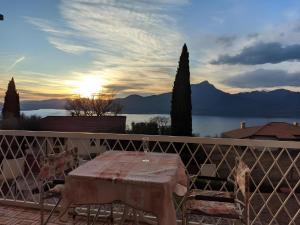 d'une table sur un balcon avec vue sur les montagnes. dans l'établissement Garda Panoramic House, à Torri del Benaco