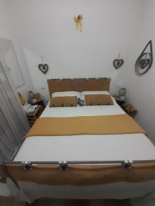 - une chambre avec un grand lit et une tête de lit en bois dans l'établissement Garda Panoramic House, à Torri del Benaco