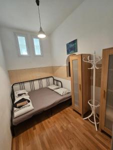 1 dormitorio pequeño con 1 cama en una habitación en Vienna ApartmentP in City, en Viena