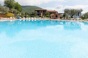 Corte Collina, piscine, tennis tesisinde veya buraya yakın yüzme havuzu