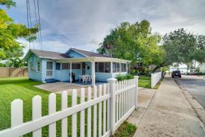 una casa blu con una staccionata bianca di Cozy Cocoa Home - Walk to River and Historic Village a Cocoa