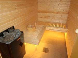 - une vue de tête sur un sauna avec un seau dans l'établissement Holiday Home Mathias - FJS626 by Interhome, à Vik