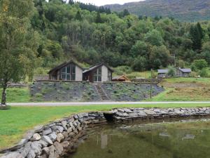 une maison avec un mur en pierre à côté d'une rivière dans l'établissement Holiday Home Mathias - FJS626 by Interhome, à Vik