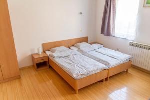 Un pat sau paturi într-o cameră la Apartments Lučko