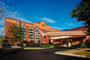 un hotel con una bandera americana delante de él en Marriott Birmingham Grandview, en Birmingham