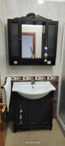 een badkamer met een wastafel en een spiegel bij Nurea in La Restinga
