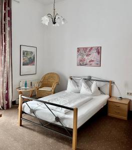 sypialnia z łóżkiem i żyrandolem w obiekcie Villa Sophienhöhe w mieście Kerpen