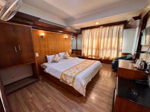 Habitación de hotel con cama y cocina en Hotel Gajraj en Gangtok