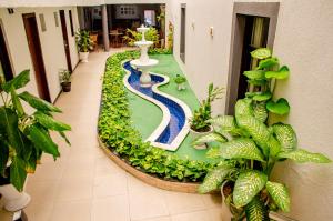 um modelo de uma fonte num edifício com plantas em Hotel Italia Beach em Natal