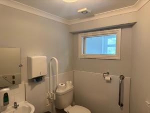 uma casa de banho com um WC, um lavatório e uma janela em The Carpenters Arms Rooms in Broadway, Laugharne em Laugharne