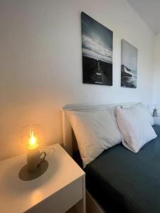 Habitación con una cama con una vela sobre una mesa en Dreamsville Fuerteventura a 5 minutos de Lajares en Lajares