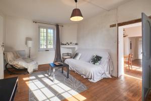 een woonkamer met een bed en een tafel bij Location Au Pied Du Vercors in Vinay