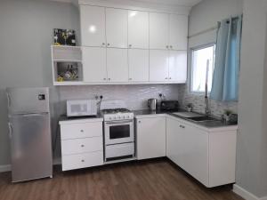Serenity Seaview Suite的厨房或小厨房