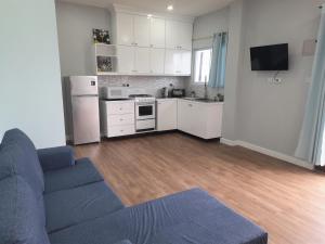 Serenity Seaview Suite的厨房或小厨房