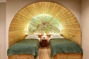 2 Betten in einem Zimmer mit gewölbter Decke in der Unterkunft Schloss Hertefeld & Hertefeldhof in Weeze