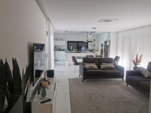 sala de estar con 2 sofás y cocina en Vila Amares, en Amares