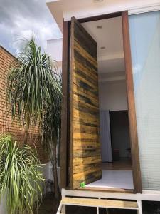 um quarto com uma porta de madeira num edifício em Loft em Guaratinguetá - SP em Guaratinguetá